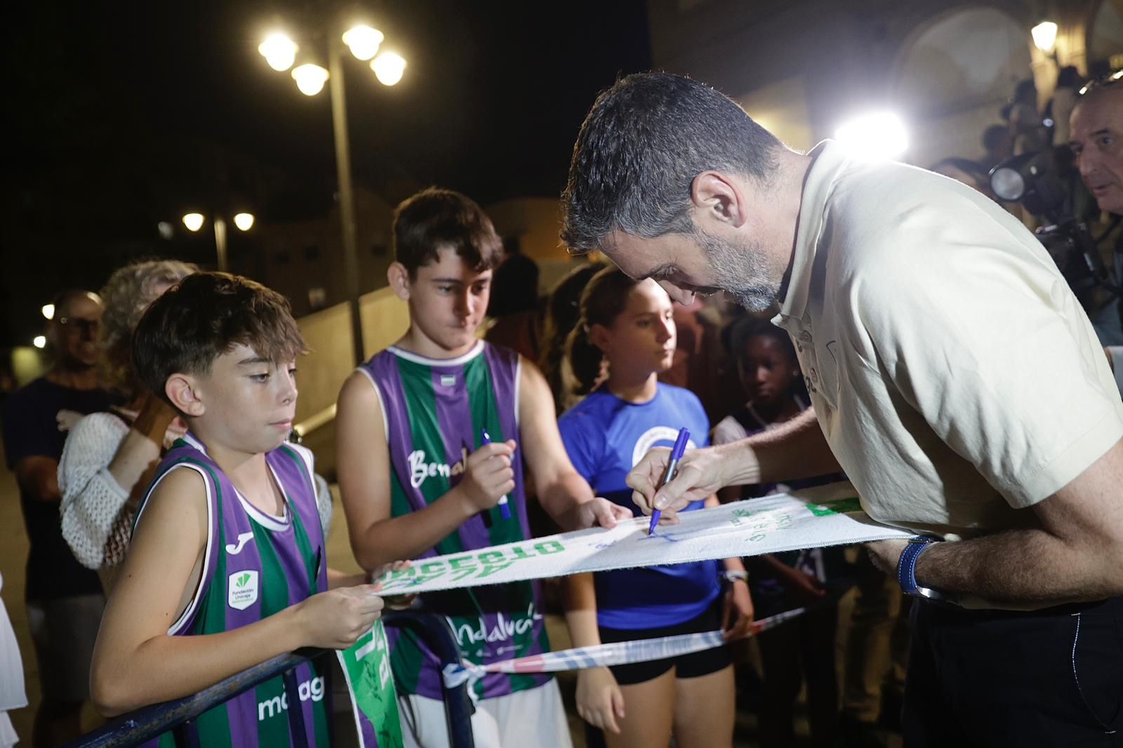 La ofrenda floral del Unicaja Baloncesto a la Virgen de la Victoria, en imágenes