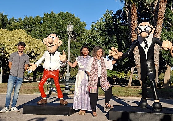 Guillermo, nieto de Ibáñez, con la alcaldesa, Nuria, una de las hijas del dibujante de tebeos y las figuras de Mortadelo y Filemón.