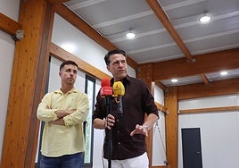 El concejal de Deportes y el alcalde torroxeño, en la presentación de las mejoras.