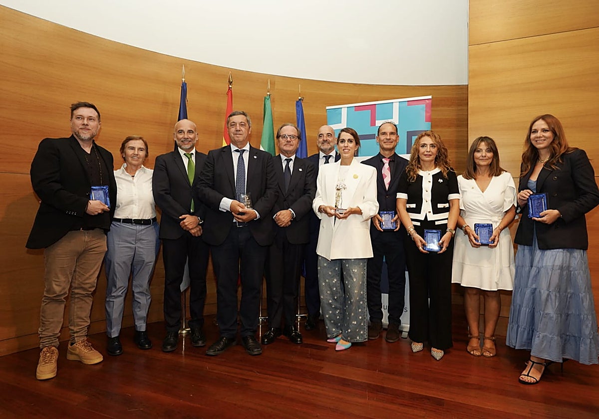 Premiados y autoridades, en una foto de familia durante la gala.