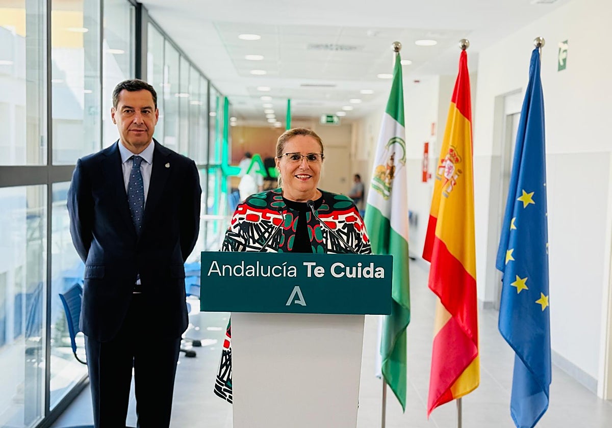 Moreno y la alcaldesa de Fuengirola, Ana Mula, en el acto de inauguración.