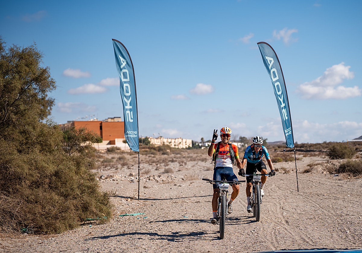 Un momento de la llegada en la primera etapa, con Maté y Luis León Sánchez.