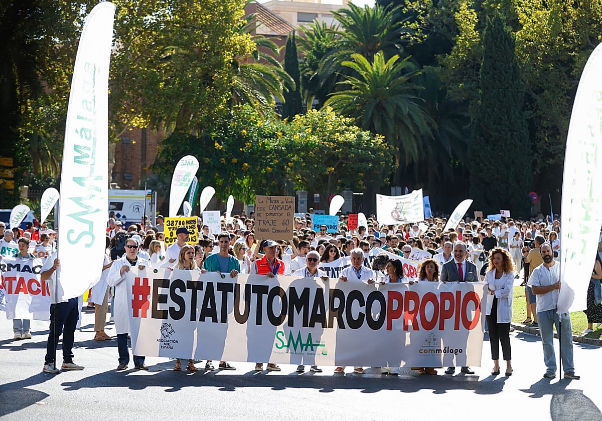 Imagen de la cabeza de la manifestación, con el Hospital Noble de fondo.