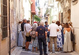 Antonio Díaz Casado de Amezúa explica las claves de la visita a los inscritos durante la primera ruta de la Semana de la Arquitectura.