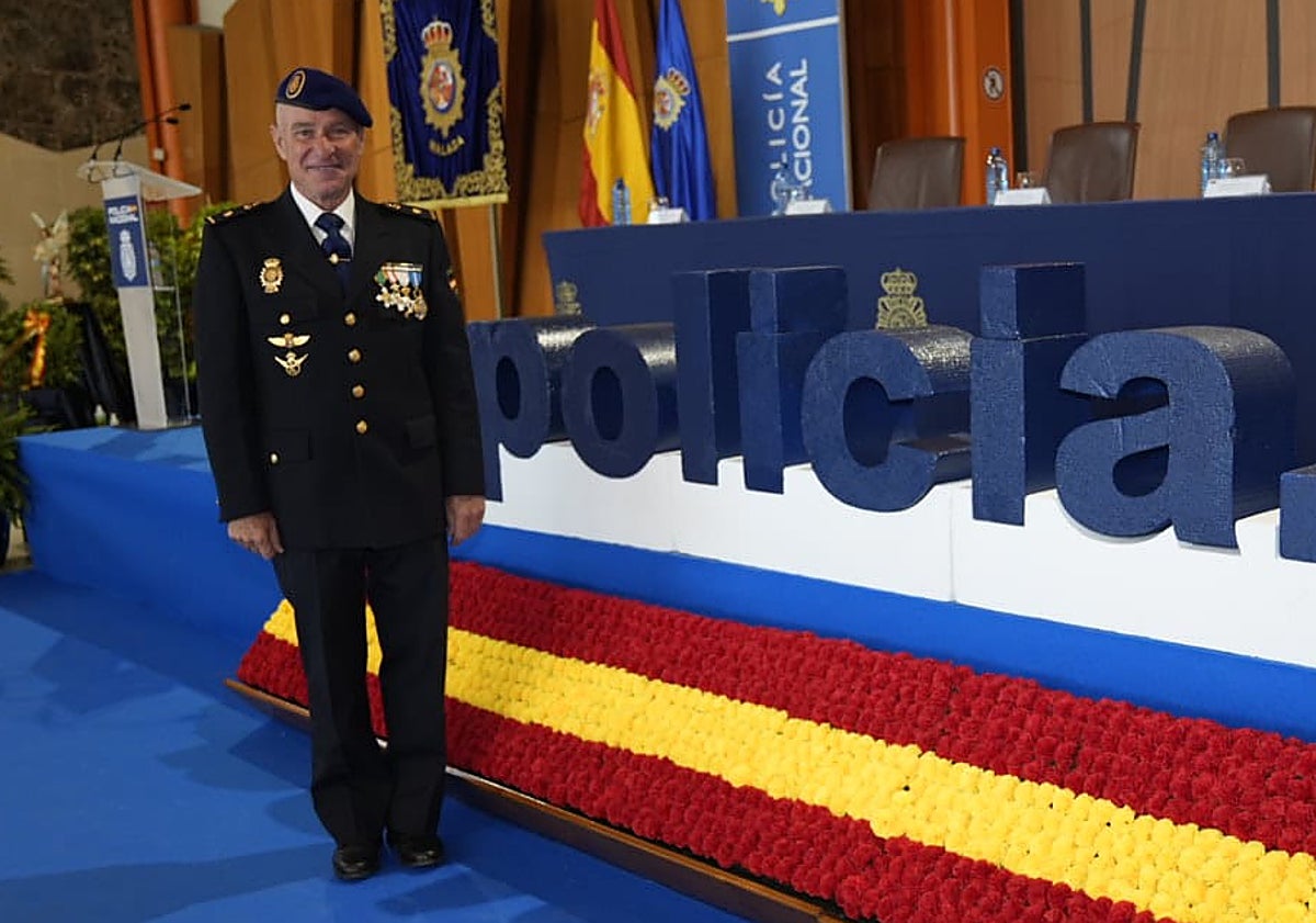 Imagen principal - Pedro Luis Bardón, jefe de la Unidad Aérea de Málaga.