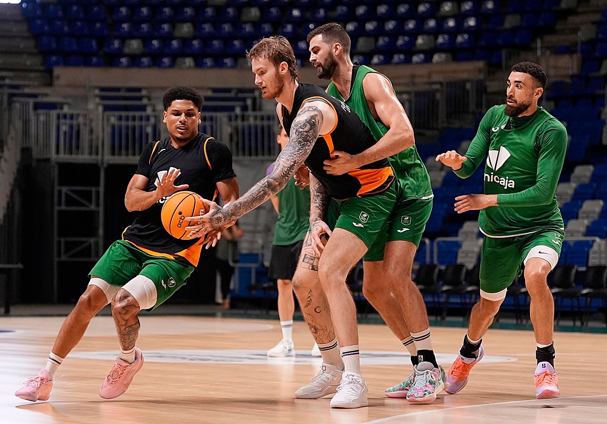 Castañeda aprovecha un bloqueo en un entrenamiento de esta semana.