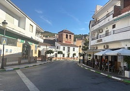 Imagen de la zona de Cuatro Vientos, el centro de Benamargosa, con numerosos negocios.