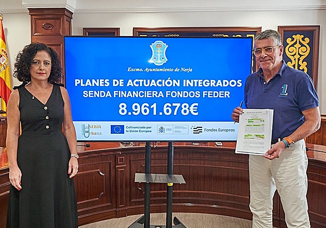 La concejala de Fondos Europeos y el alcalde nerjeño, en la presentación de los fondos europeos.