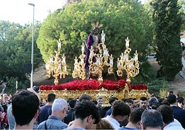 El Señor de la Soledad lució una túnica bordada en su salida extraordinaria.