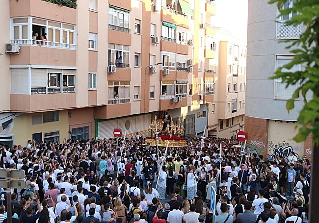 Jesús de la Soledad subiendo la cuesta de la calle Carrión atestada de público.