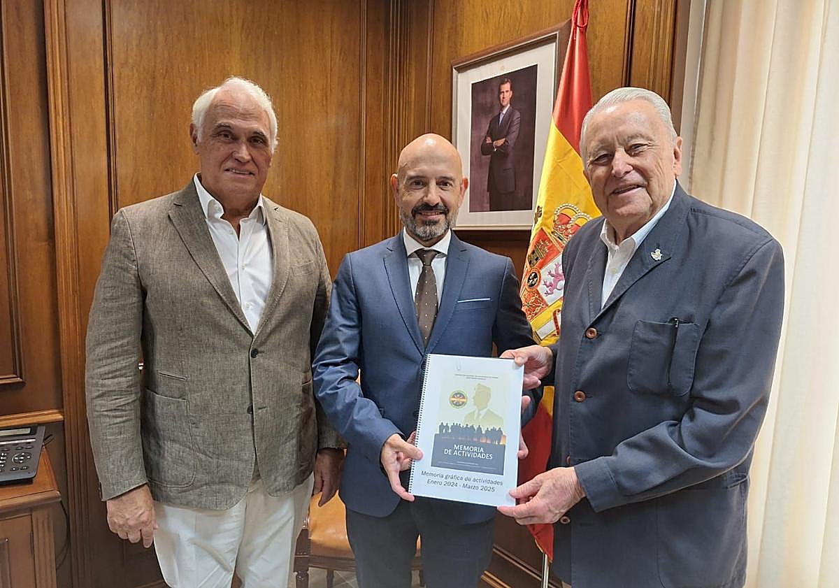 Imagen principal - Álvaro Mendiola, Francisco Javier Salas y Francisco Fernández Verni. Diana Navarro tras recibir el título de Huésped de Honor de Buenos Aires en su histórico Club Español. Ana María Delgado ya es Ana Romma