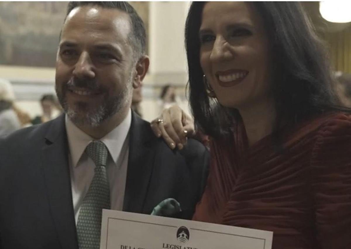 Imagen secundaria 1 - Álvaro Mendiola, Francisco Javier Salas y Francisco Fernández Verni. Diana Navarro tras recibir el título de Huésped de Honor de Buenos Aires en su histórico Club Español. Ana María Delgado ya es Ana Romma