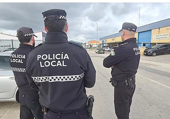Policías locales, en el polígono de Alhaurín de la Torre.