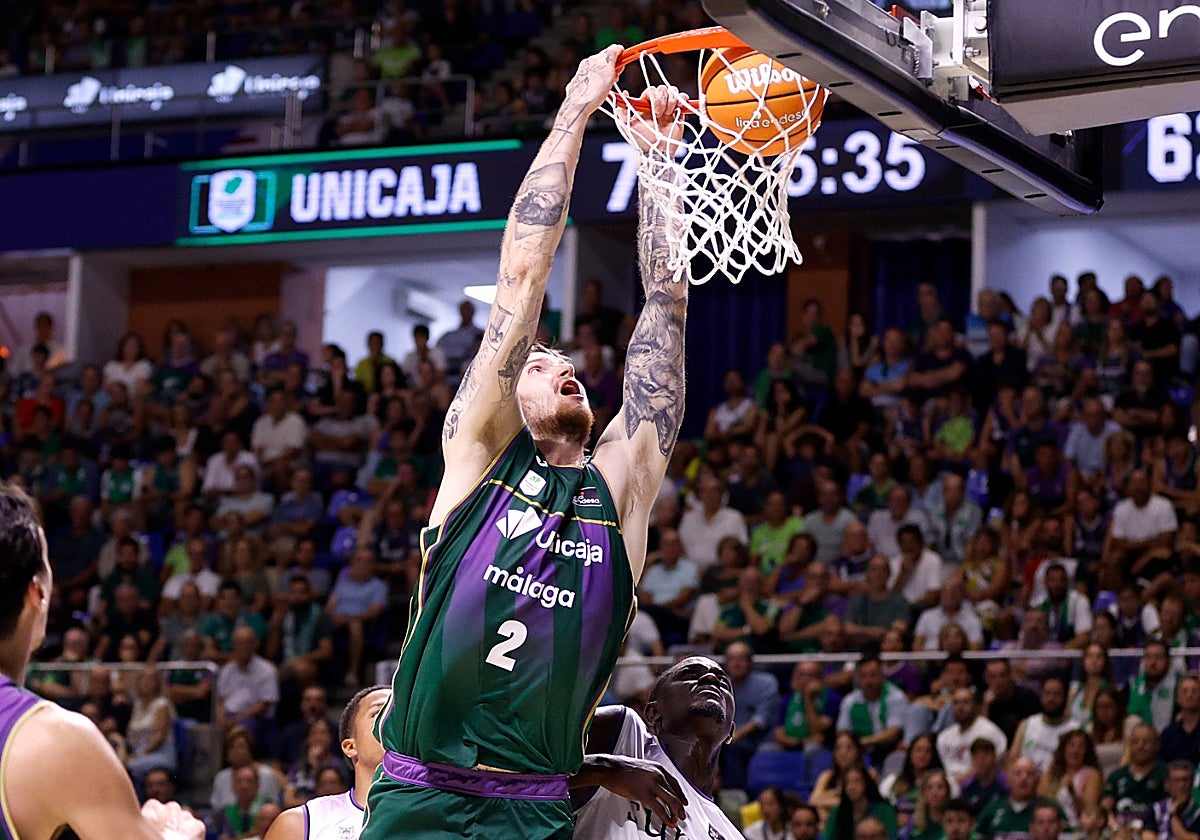 Balceroski, el máximo anotador del Unicaja, machaca la canasta del Bilbai.