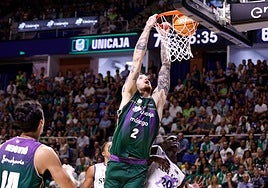 Balceroski, el máximo anotador del Unicaja, machaca la canasta del Bilbai.
