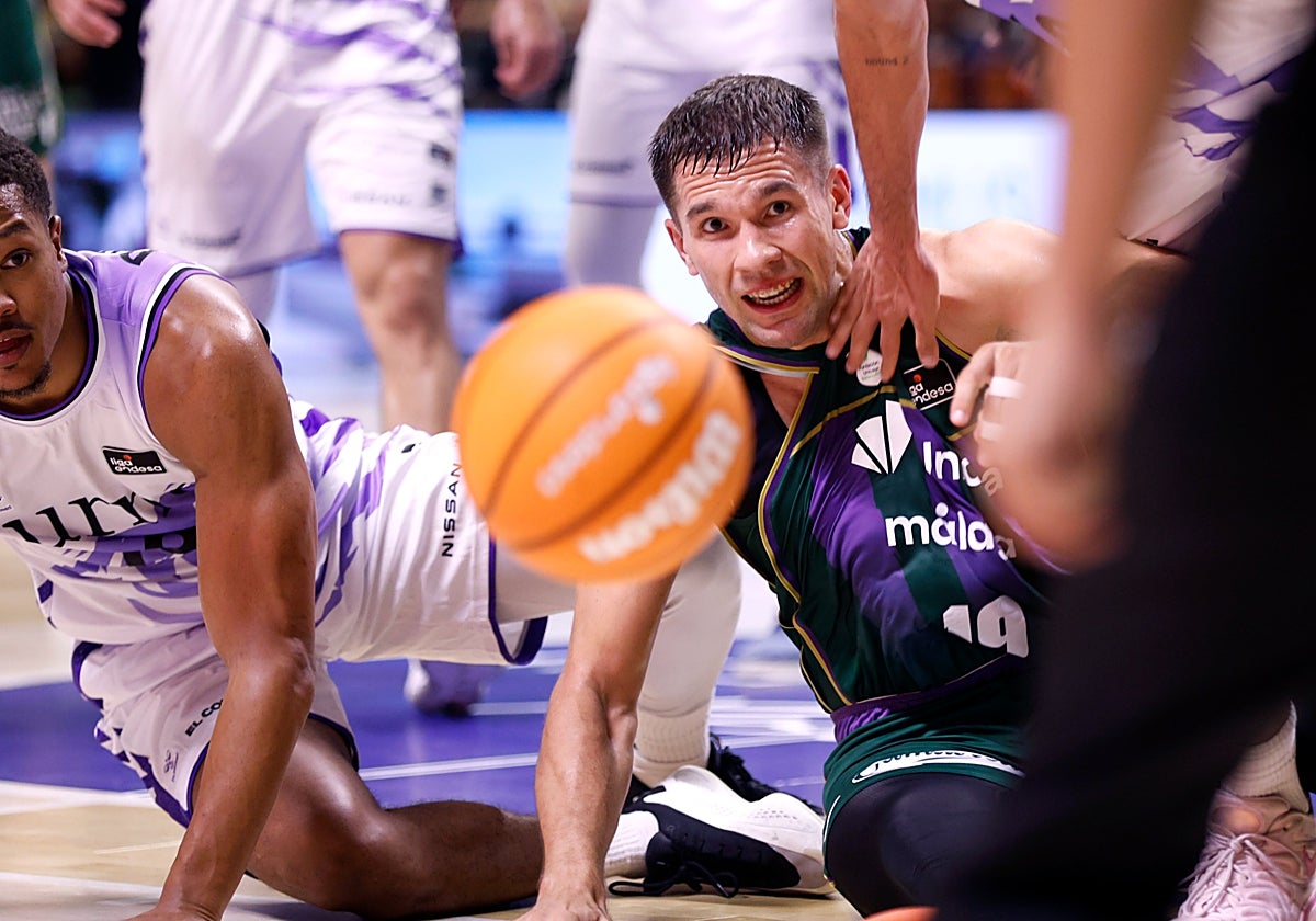 Sulejmanovic observa un balón suelto.