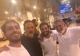 Manolo García, Rafa Borrego y Néstor Prieto, los tres militantes de IU que iban en la Flotilla, junto a Manu Pineda, también malagueño y ex eurodiputado de IU.