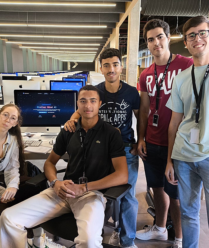 Imagen secundaria 2 - Foto de familia de la 'hackaton' en el campus de 41 Málaga y dos de los equipos participantes.