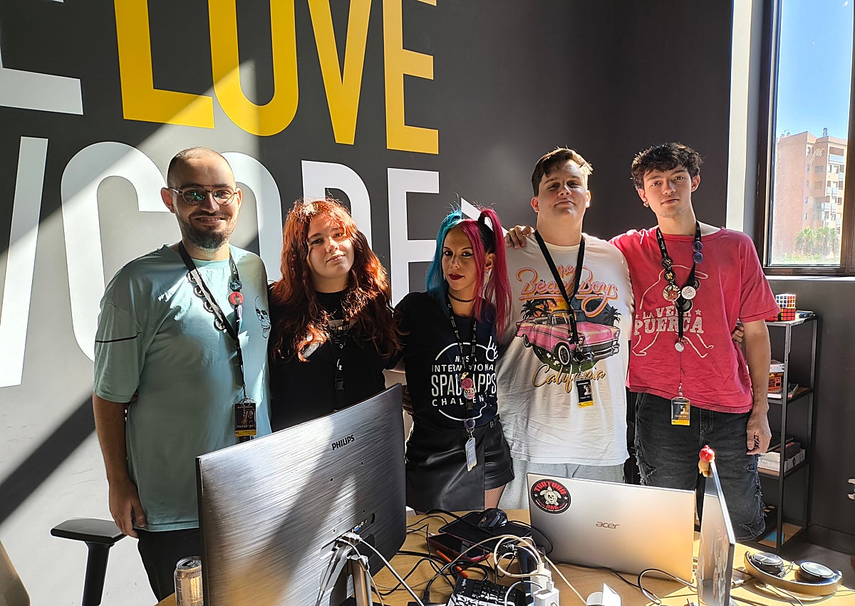 Imagen secundaria 1 - Foto de familia de la 'hackaton' en el campus de 41 Málaga y dos de los equipos participantes.