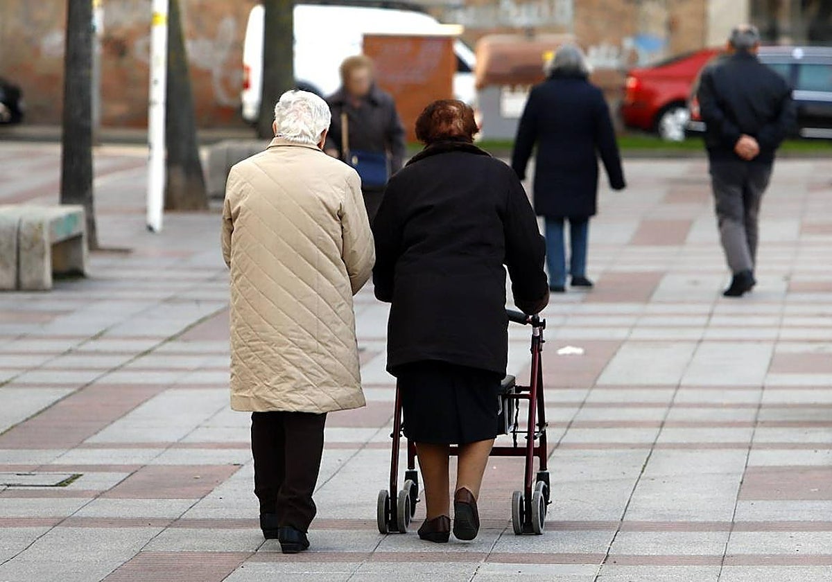 El programa Siempre Acompañados atiende a mayores en los distritos Bailén-Miraflores y Puerto de la Torre.