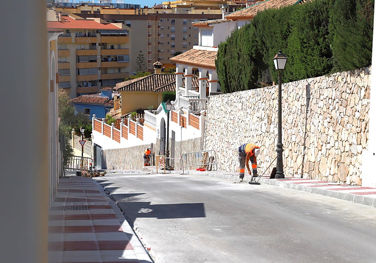 En el norte de la calle se ha renovado el acerado y se han instalado nuevas farolas y en el sur la acera ganará 25 centímetros.
