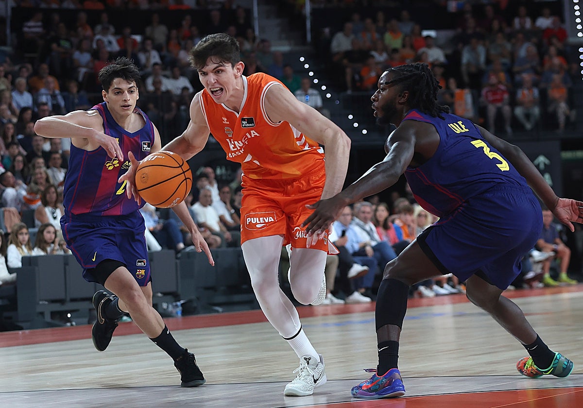 De Larrea conduce el balón en el Valencia-Barça.
