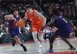 De Larrea conduce el balón en el Valencia-Barça.