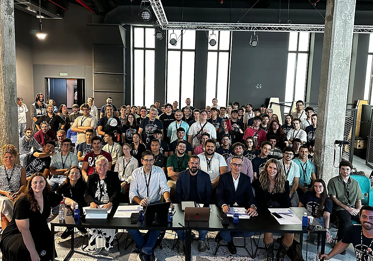 Imagen principal - Foto de familia de la 'hackaton' en el campus de 41 Málaga y dos de los equipos participantes.