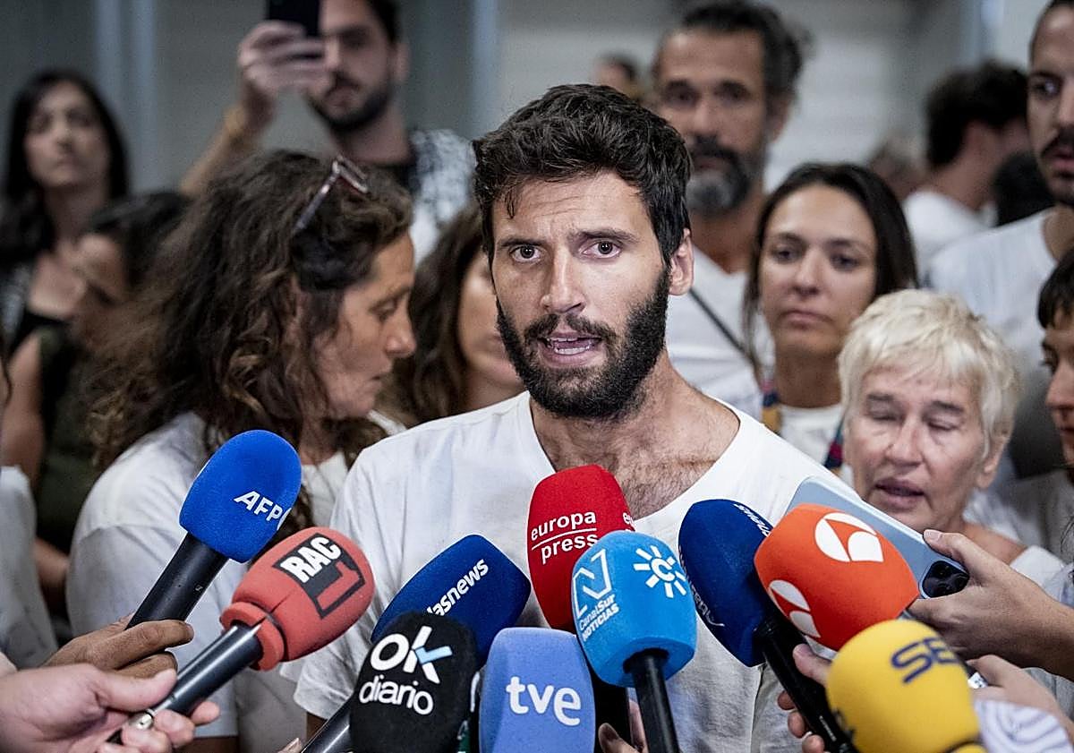 Imagen principal - El malagueño Rafa Borrego y otros momentos vividos a la llegada de los activistas liberados. 