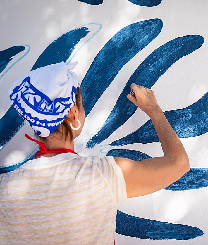 Imagen secundaria 2 - Ciudad Jardín estrena un llamativo mural decorativo de 16 metros de largo