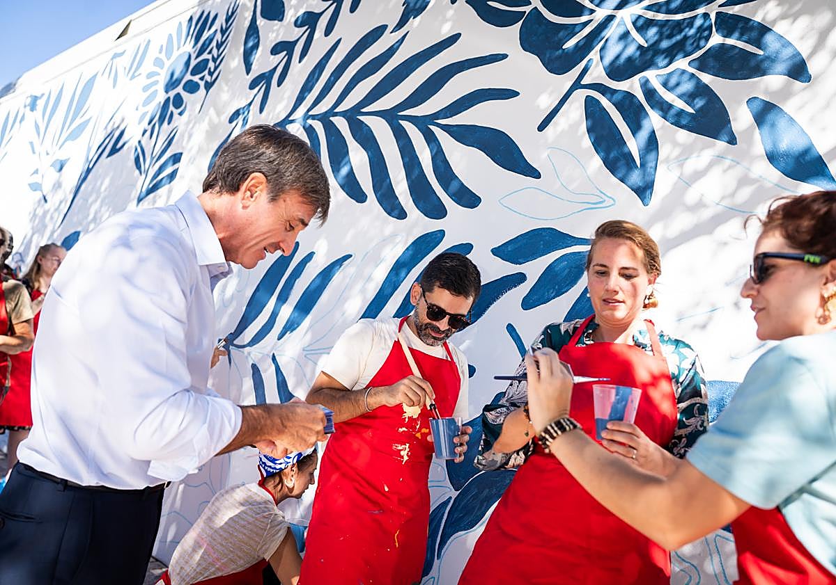 Imagen principal - Ciudad Jardín estrena un llamativo mural decorativo de 16 metros de largo