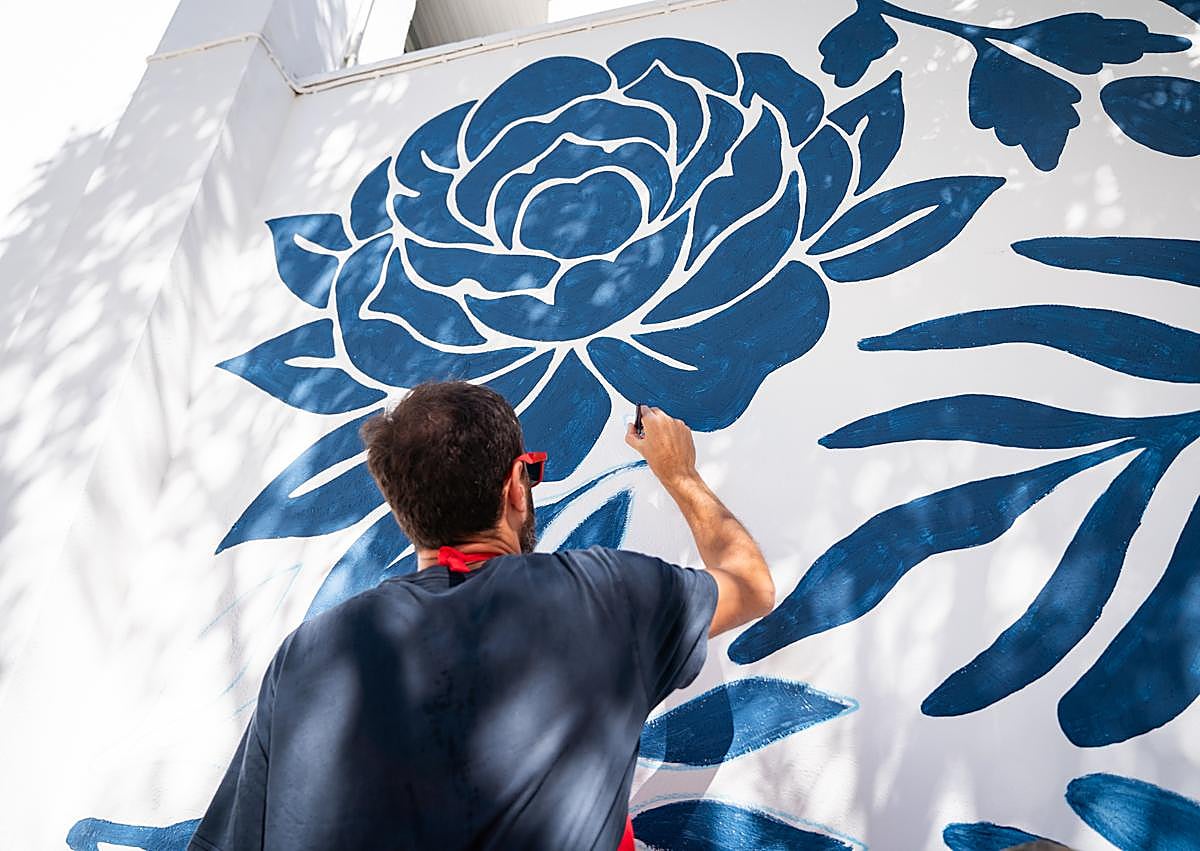 Imagen secundaria 1 - Ciudad Jardín estrena un llamativo mural decorativo de 16 metros de largo