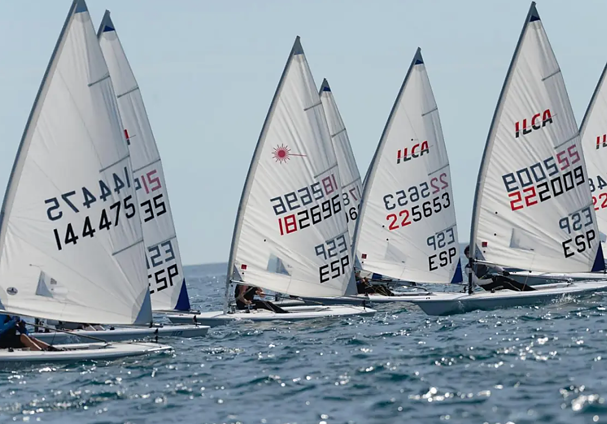 Un momento de la regata de este domingo de ILCA 6, en aguas de la bahía de Málaga.