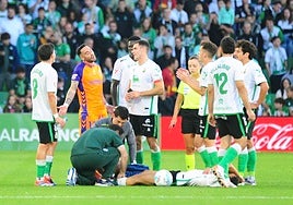 Víctor García protesta a Huerta de Aza su decisión de expulsar a Montero mientras atienden a Andrés Martín.