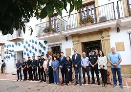 Imagen del minuto de silencio guardado hoy a las puertas del Ayuntamiento de Marbella.