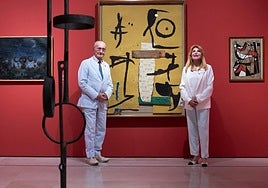 El alcalde y la baronesa, junto a un cuadro de Miró y una escultura de Chillida.