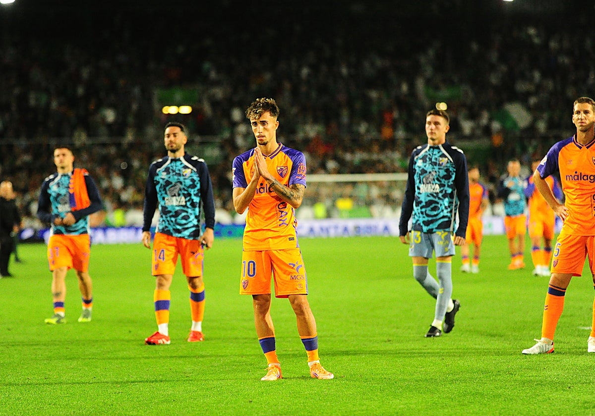 Larrubia, con Víctor García, Carlos López y Brasanac detrás, pide perdón a los aficionados malaguistas desplazados a Santander el domingo.