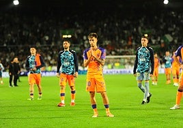 Larrubia, con Víctor García, Carlos López y Brasanac detrás, pide perdón a los aficionados malaguistas desplazados a Santander el domingo.