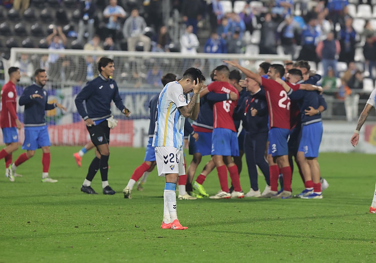 La decepción malaguista mientras el Estepona celebraba su pase en la Copa, en el duelo entre ambos en La Línea la pasada campaña.