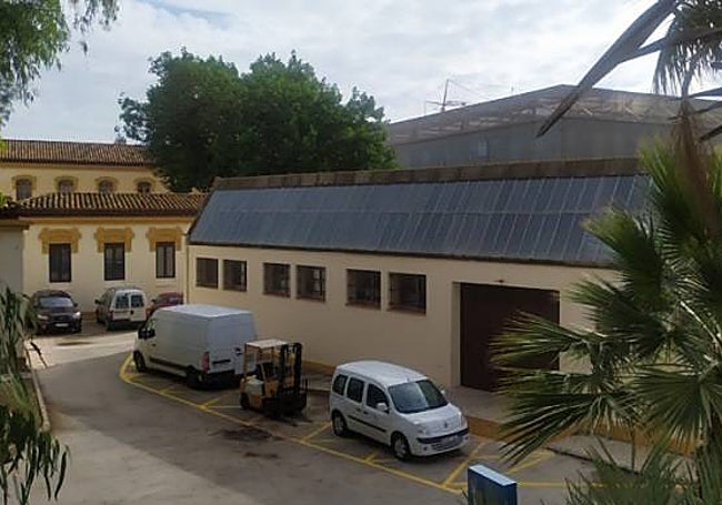 En primer término, nave de mantenimiento que será derribada. Detrás, el edificio histórico y, arriba a la derecha, el edificio administrativo de 2007.
