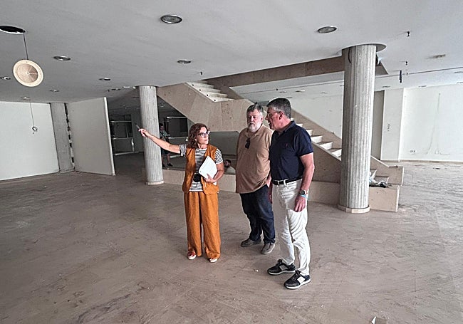 Visita de la delegada de Empleo, el alcalde y el edil de Infraestructuras, a las nuevas instalaciones del SAE en Nerja.