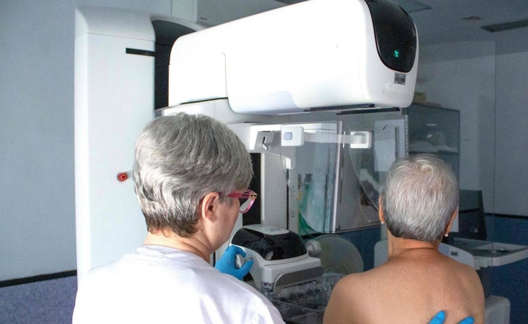 Una mujer se somete a una mamografía en una prueba para la detección de cáncer.