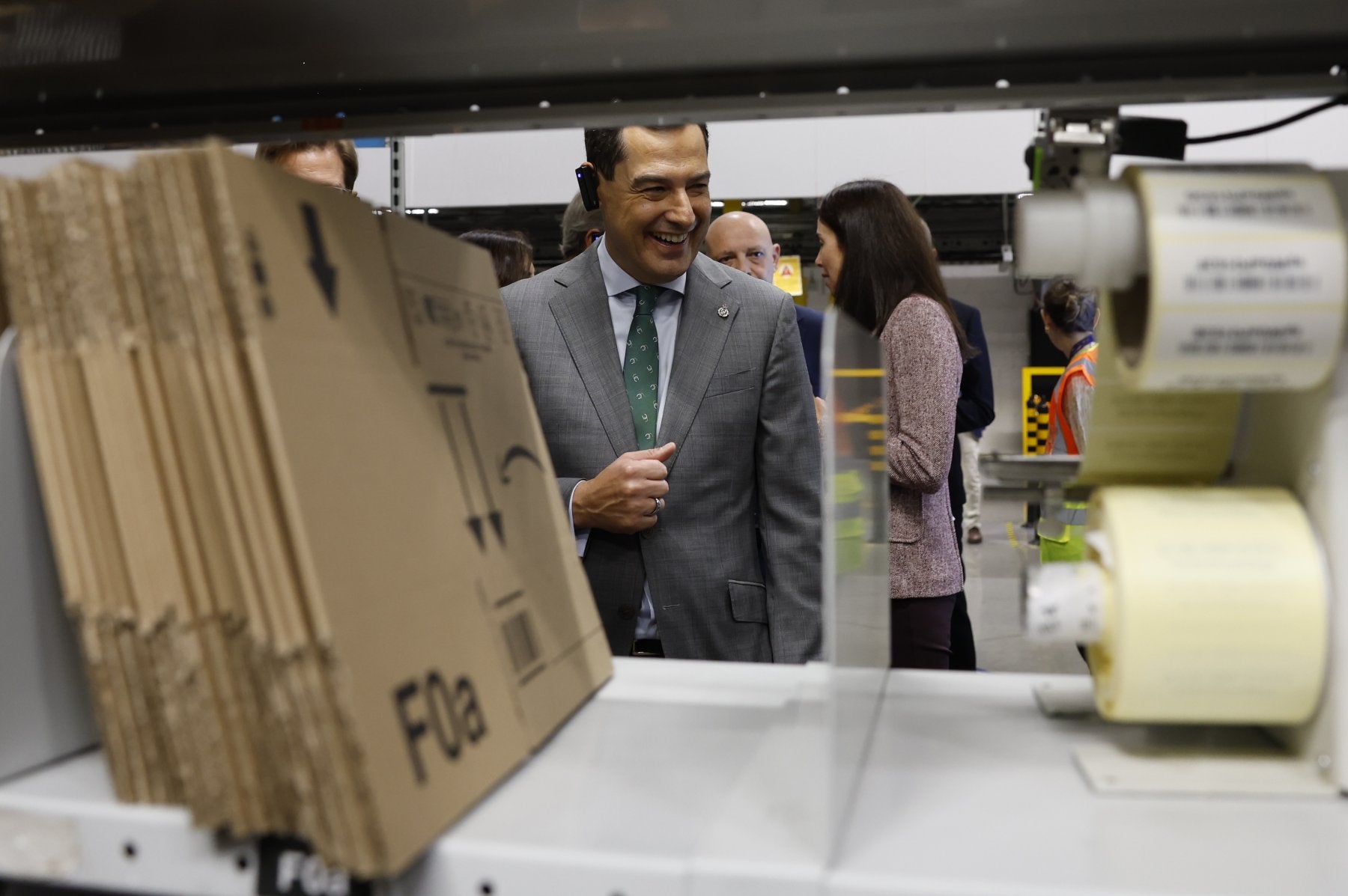 Juanma Moreno en su visita al centro de Amazon en Dos Hermanas.
