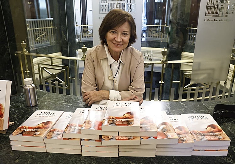 La autora, junto a su nueva novela 'El pan de mis hijos'.