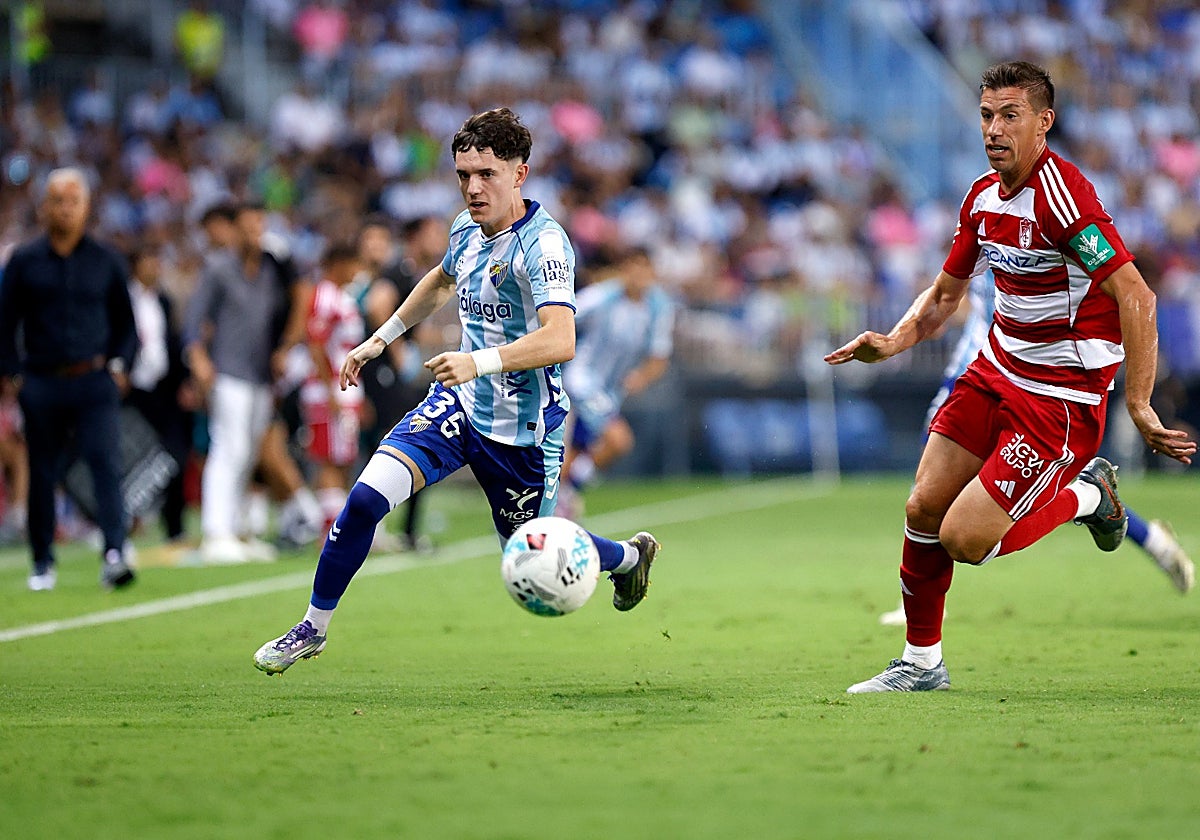 Aarón Ochoa va en busca de una pelota por la banda derecha en el derbi frente al Granada.