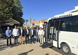 Empresa y consistorio ante el nuevo autobús urbano.