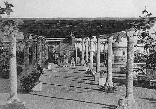 En los años 20 estuvo colocada en el paseo de columnas que daba acceso al restaurante.