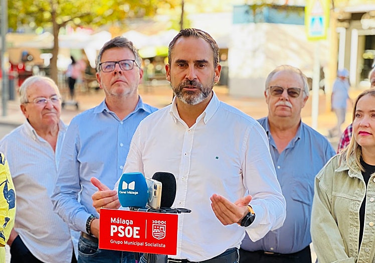 El portavoz socialista, Dani Pérez, entre el concejal Jorge Quero y la parlamentaria andaluza Alicia Murillo.