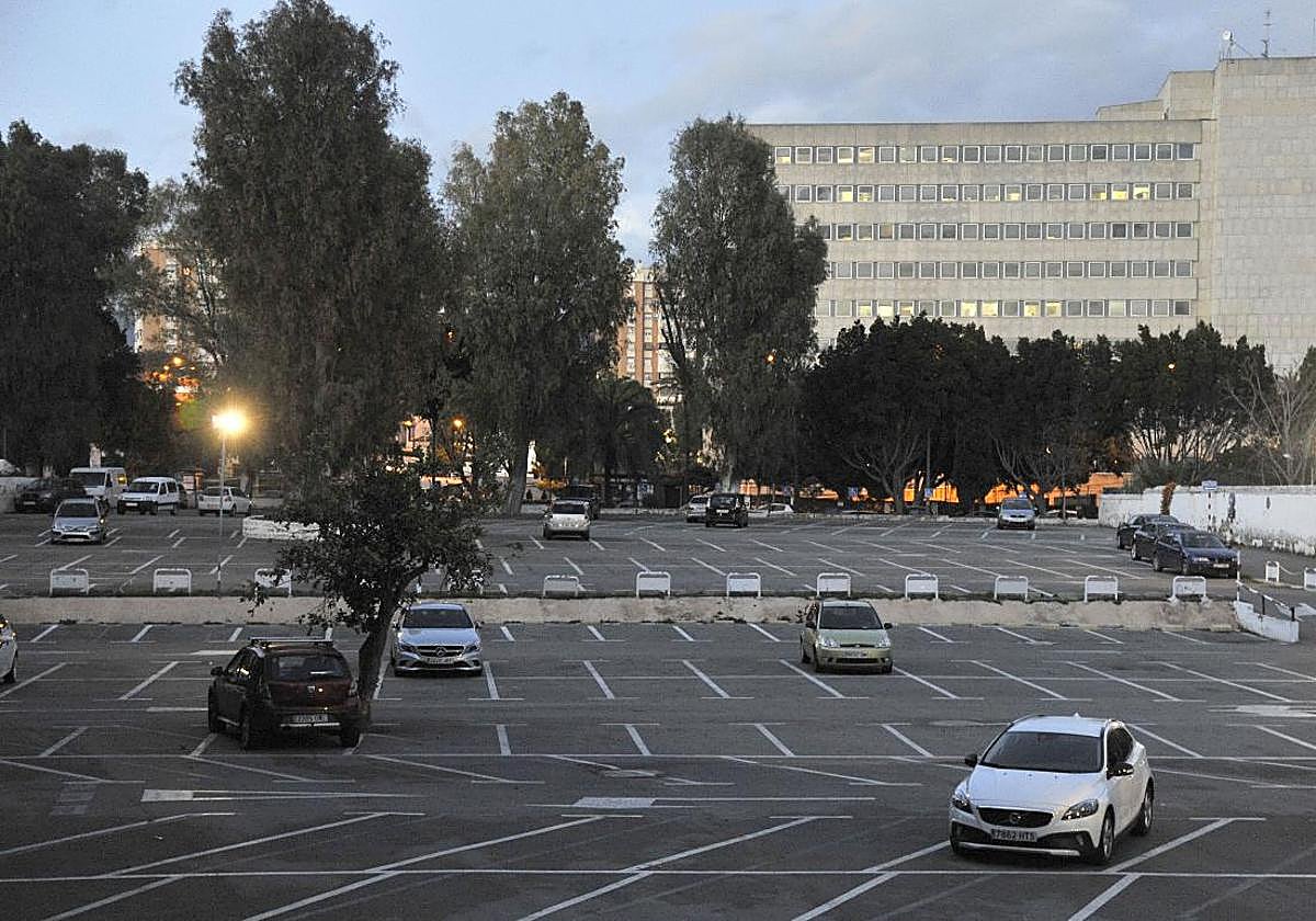 Aparcamientos del Hospital Civil, donde se ubicará el nuevo centro sanitario.