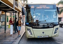 Usuarios del nuevo servicio, a punto de subir al autobús.